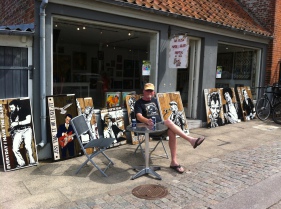 Galleri Kolvig holder åbent hver lørdag mellem 11 og 14 hele sommeren. Sammen med min gode ven og kunstnerkollega Lars Henning Andersen viser jeg værker her i det hyggelige Ribe. I baggården til den anbefalelsesværdige Restaurant Kolvig ved Skibbroen/Ribe Å midt byen. Næst event bliver i forbindelse med Jazz-festivalen 25.-26.juli.